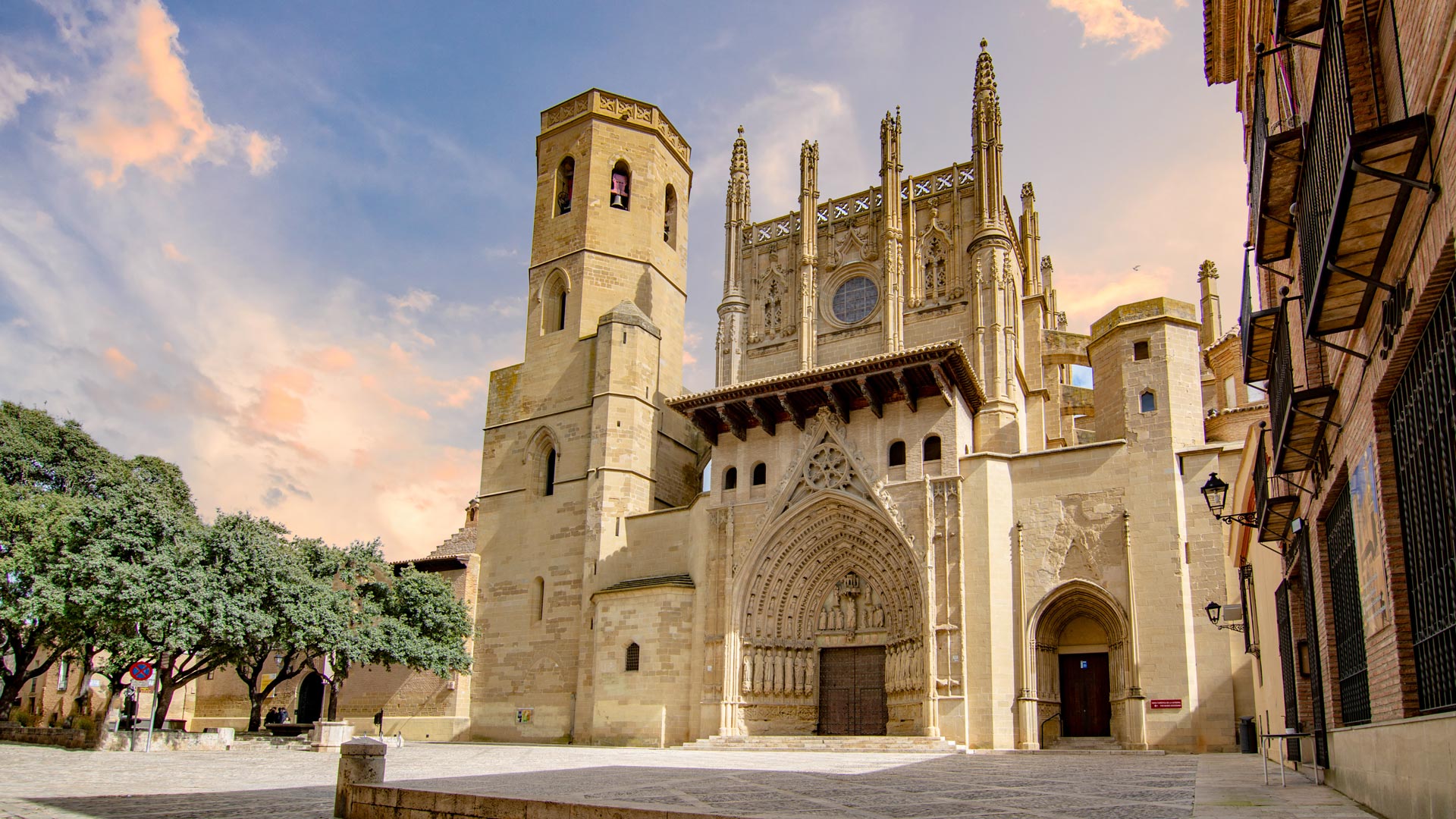 Ciudad segura con atractivos naturales.